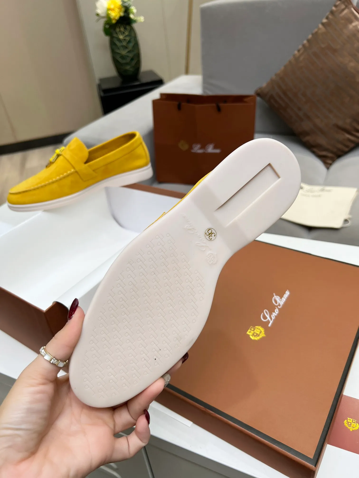 👟👟Ex-factory price 480👟👟 【Loro Piana】Italian top cashmere is fashionable and classic, and the leather is also practical and still of the highest quality on the Internet. Developed from the original board, the upper is made of Yangjing silk and is smooth. Leather lining, wear-resistant high-elastic beef tendon bottom. Size: 35-42, (men’s +10)